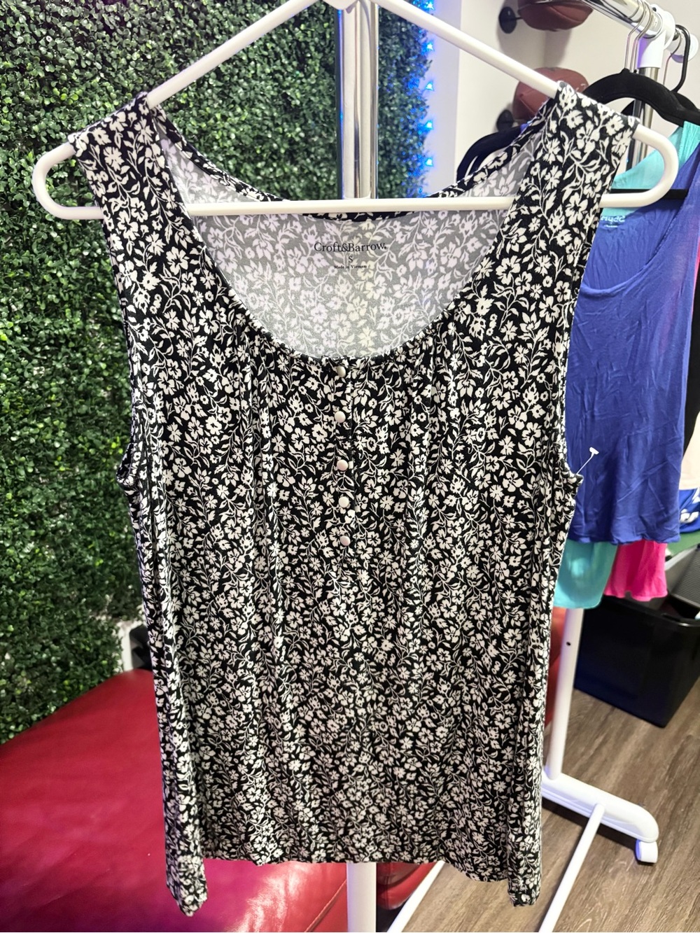 Croft & Barrow Black and White Floral Scoop Neck Tank